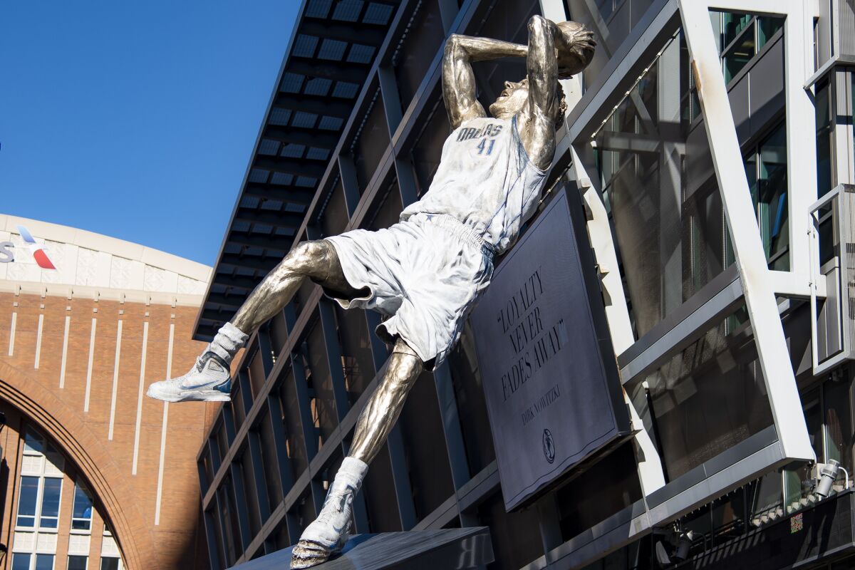 Mavs unveil Nowitzki statue before Christmas game vs. Lakers - The